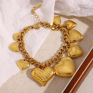 Détail de la chaîne en acier plaqué or 18K avec plusieurs pendentifs en forme de cœur