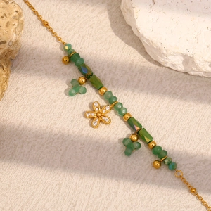 Bracciale in acciaio placcato oro 18K con perline verdi e ciondolo a fiore di diamanti