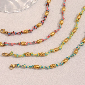 Détail de bracelets en corde colorée tissée main avec perles polies plaquées or 18K