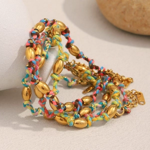 Bracelet bohème en coton tressé avec perles dorées et fermoir mousqueton en détail