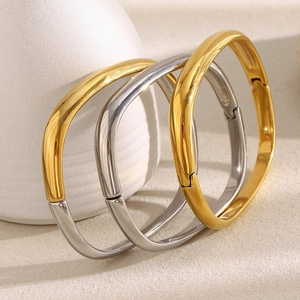 Bracelets irréguliers carrés en métal avec finitions or 18 carats et argent polis
