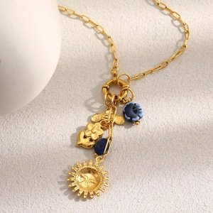 Detalle del collar de cadena clip bañado en oro 18K con dijes de sol abeja y cuenta