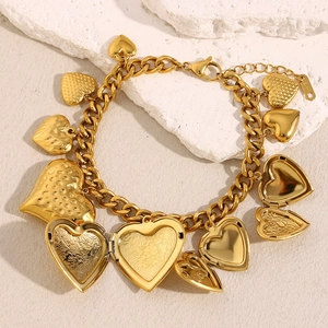 Bracelet en acier inoxydable plaqué or 18 carats avec chaîne épaisse et charms de coeur