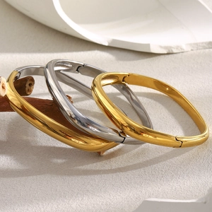 Ensemble de trois bracelets ovales organiques en or 18K et argent avec fermoir à charnière