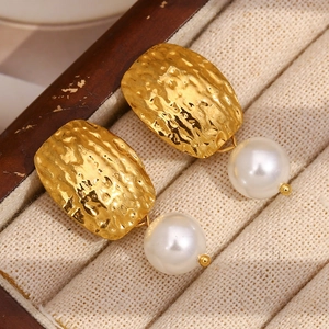 Boucles d'oreilles pendantes martelées plaquées or 18K avec perles blanches élégantes