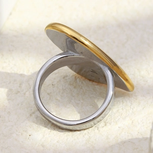 Minimalistischer Ring aus 18K vergoldetem Edelstahl mit zweifarbigem Herzdesign für Damen