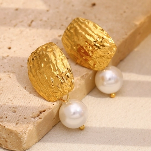 Boucles d'oreilles rétro martelées plaquées or 18K avec perles blanches pour femmes