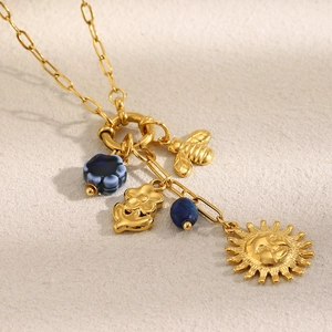 Collar de cadena clip chapado en oro 18K con colgantes de abeja, sol y cuentas azules