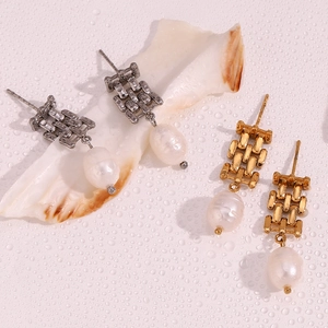 Detailansicht der 18K Gold und Silber geflochtenen Ohrringe mit barocken Perlen