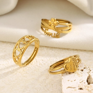 Σετ δαχτυλίδια από ανοξείδωτο ατσάλι 18K με χαράξεις τριφυλλιού και καρδιάς