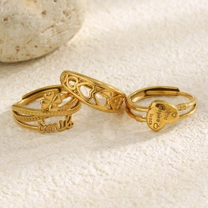 Λεπτομερής όψη τριών ρυθμιζόμενων δαχτυλιδιών με επίστρωση χρυσού 18Κ και σχέδιο καρδιά