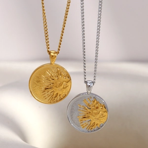Collier Pendentif Pièce Relief Soleil Vintage Acier Inoxydable Plaqué Or Chaîne Gourmette Style Bohème Bijoux Femme