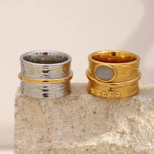 Anello vintage in acciaio placcato oro 18K con pietra occhio di gatto e texture lava