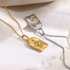 Collar de acero inoxidable chapado en oro 18K con colgante de sol y pájaro