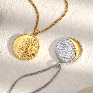Détails de pendentifs soleil et lune plaqués or 18K avec une texture martelée unique