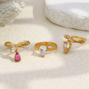 Lussuosi anelli placcati oro 18K con zircone a pera su una superficie di pietra