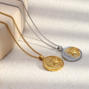 Vue détaillée des colliers rétro avec médailles soleil plaqués or 18 carats et argent