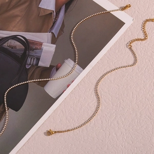 Détail du collier tennis doré serti de zircons ronds avec son fermoir mousqueton