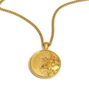 Collier vintage en acier inoxydable plaqué or 18 carats avec pendentif soleil gravé
