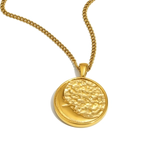 Détail d'un pendentif pièce plaqué or 18K avec texture martelée sur une chaîne gourmette