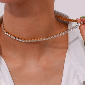 Détail d'un collier tennis plaqué or 2mm avec oxydes de zirconium sur le cou du mannequin