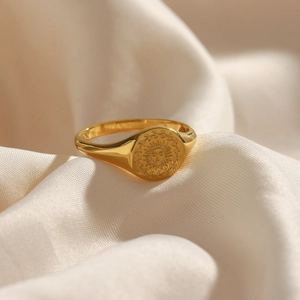 Detailansicht eines 18K vergoldeten Siegelrings mit Vintage-Sonne und Blattgravur