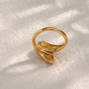 Macro-opname van gouden druppelvormige ring op steen met artistieke schaduwwerking