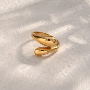 Detailweergave van verstelbare gouden druppelring met een gepolijste spiegelglans op steen
