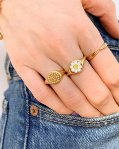 Dreiteiliges Goldring-Set mit Himmelsmotiven Mond Sternen und Gänseblümchen Emaille Details