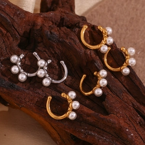 Détails de boucles d'oreilles C en or 18K et argent avec trois perles délicates