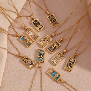 Nahaufnahme von 18K vergoldeten Tarot-Anhängern mit Muscheleinlagen und Emaille-Details