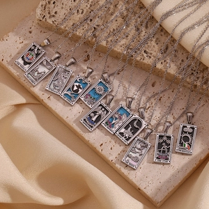 Detail von 18K vergoldeten Edelstahl Tarot-Halsketten auf Seidenhintergrund
