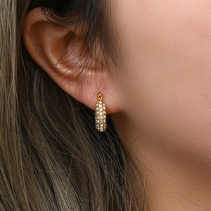 Macro di orecchini a U placcati oro 18K con micro-pave di zirconi bianchi scintillanti