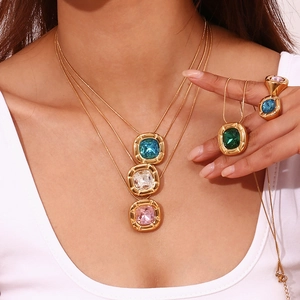 Set di gioielli retrò placcati oro 18K con collana con ciondolo in zircone quadrato e anello