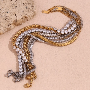 Dettaglio di bracciali tennis in oro 18K e argento con zirconi e chiusura a moschettone