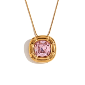 Collana con gemma rosa e cornice quadrata placcata oro 18K su catena a serpente delicata