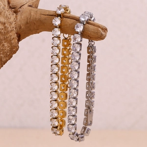 Dettaglio di bracciali tennis in oro e argento con zirconi cubici micro-incastonati