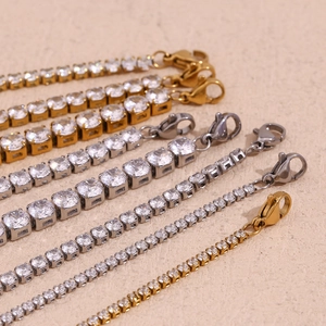 Dettaglio di bracciali tennis in oro 18 carati e argento con zirconi micro-incastonati