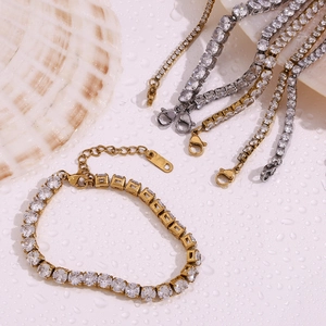 Dettaglio dei bracciali tennis in oro 18 carats e argento con zirconi con micro-incastonatura