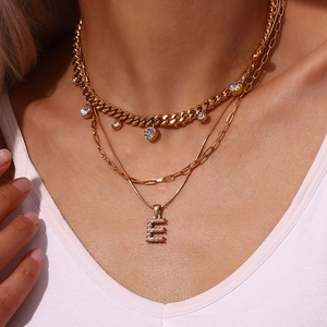 Dreilagiges 18K vergoldetes Halsketten-Set mit Kristall-Cuban-Kette und Buchstabe E Anhänger