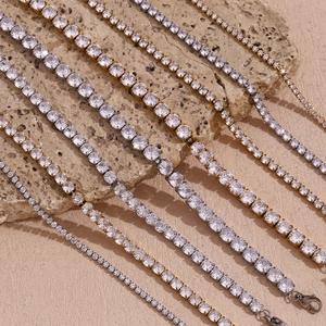 Bracciali tennis in oro 18 carati e argento con zirconi micro-pave su sfondo di pietra
