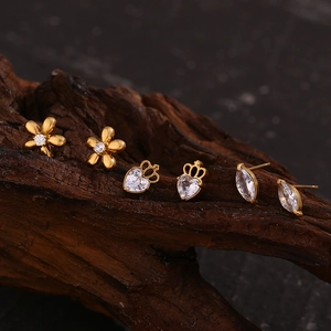 Lot de trois paires de boucles d'oreilles en acier plaqué or 18K avec zircon marquise
