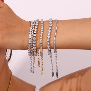 Set di 5 bracciali misti in oro e argento con zirconi scintillanti e catena regolabile