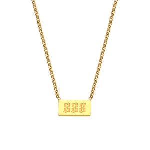 Primer plano del collar de acero dorado con un colgante gótico de número de ángel 888