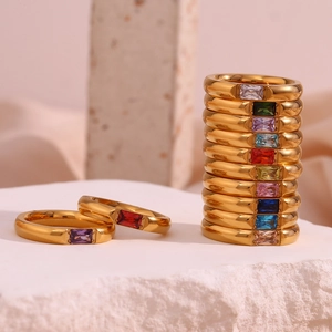 Dettaglio di anelli placcati in oro 18K con gemme rettangolari colorate in pila
