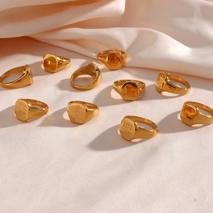 Set de anillos de sello chapados en oro de 18K en acero inoxidable con letras grabadas