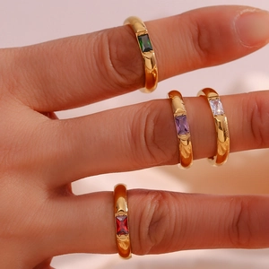 Dettaglio di anelli placcati oro 18K con smeraldi, rubini e zirconi rettangolari
