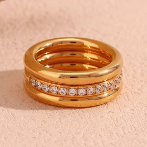 Dreilagiger 18K vergoldeter Edelstahlring mit funkelndem Zirkonia-Besatz für Damen