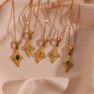 Detalle de collares dorados vintage con colgantes de piedra de ojo de gato de colores