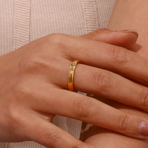 Dettaglio anello placcato oro 18K con zircone giallo rettangolare sulla mano